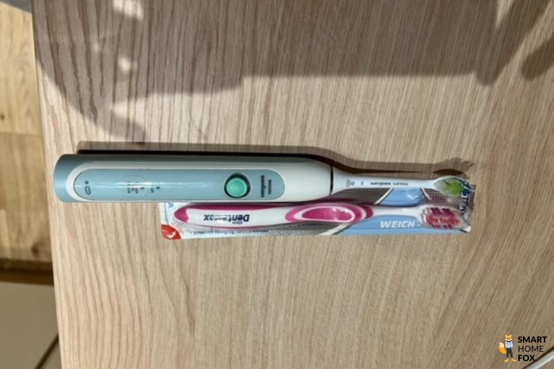 Electric toothbrush and manual toothbrush.